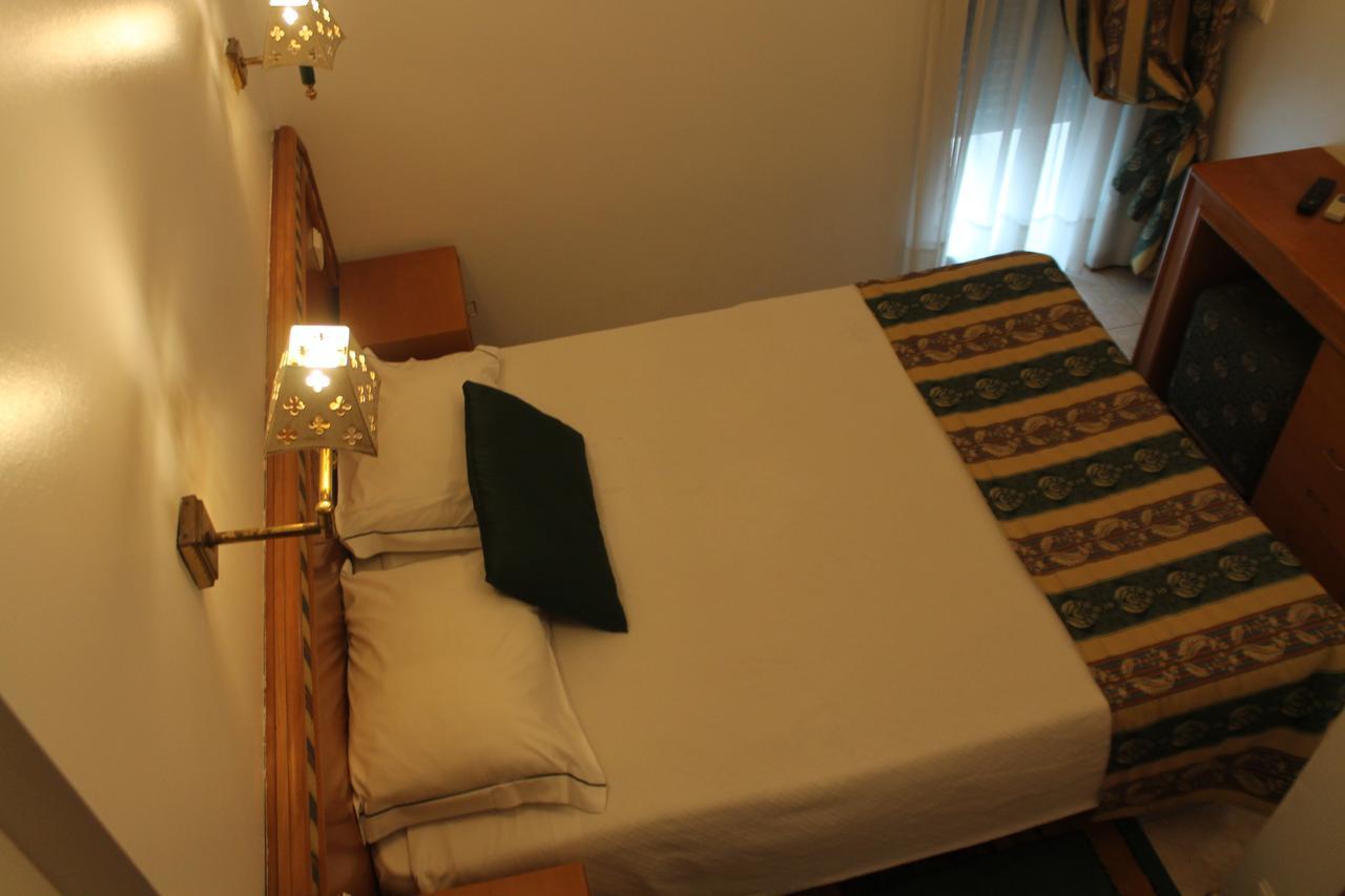 Quarto Duplo Pequeno com Varanda e Vista Mar